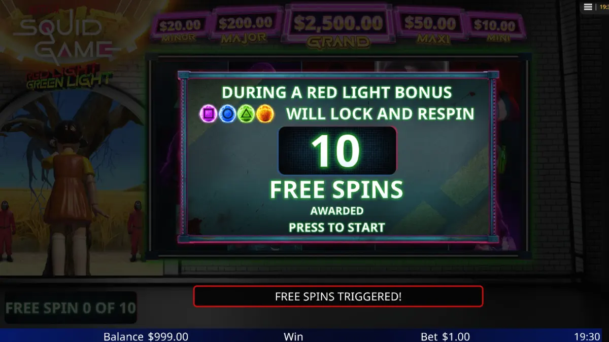Interface do slot Squid Game: Red Light, Green Light com símbolos de cofrinhos e a boneca icônica